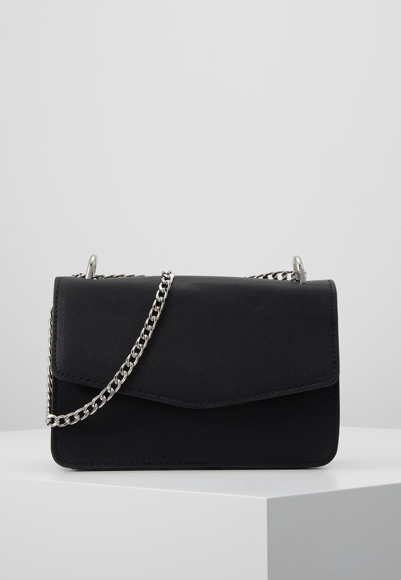 Borsa a tracolla rettangolare nera realizzata in materiale testurizzato, con chiusura a patta e tracolla in catena argentata. Design semplice senza ulteriori motivi.