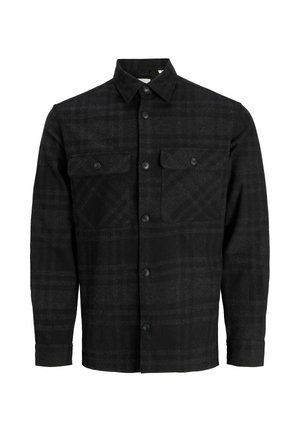 Chemise en flanelle à carreaux noirs avec deux poches avant, fermeture à boutons et col classique. Texture douce avec des nuances de noir variées.