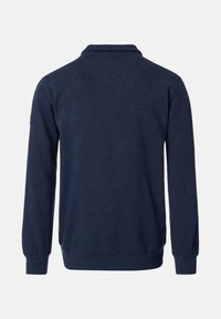 Polo a maniche lunghe blu navy con tessuto testurizzato, dotato di colletto e polsini a coste. Vista posteriore senza loghi o motivi visibili.