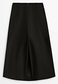 Jupe midi noire avec une fente frontale et des passants pour ceinture, présentant une finition lisse et ajustée ainsi qu'une fermeture éclair dissimulée.