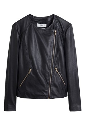 Sort læderjakke med asymmetrisk frontlynlås og to lynlåslommer på siderne, lange ærmer og rund halsudskæring.