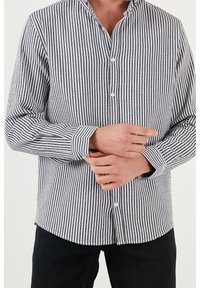 Gestreepte button-up shirt met een staande kraag, voorzien van zwart-witte verticale strepen, lange mouwen en een relaxte pasvorm.