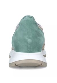 Sneaker in suede verde con suola bianca, caratterizzato da dettagli testurizzati e una forma posteriore curva. Design semplice e minimalista.