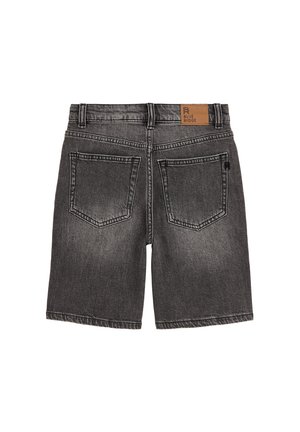 Schwarze Jeansshorts mit zwei Gesäßtaschen und einem braunen Lederlabel mit der Aufschrift "Blue Ridge" am Bund.