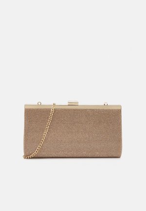 Pochette en or métallique avec une surface texturée, équipée d'une fermeture à clip et d'une bandoulière chaîne amovible pour plus de polyvalence. Forme rectangulaire plate.