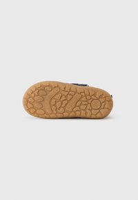 Brauner Gummi-Schuhsohle mit strukturierten Profilmustern, die Marken- und Größeninformationen enthält. Solides Design, langlebiges Material.