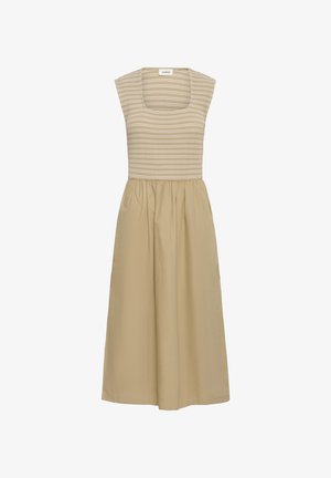 Bež kleit, millel on ülikitsas triibuline korsett ja lahtine, voolav seelik. Omab ruudukujulist kaelust ja ilma käisteta disaini. Sile tekstuur.