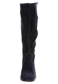 Bota de ante azul marino hasta la rodilla con un diseño ligeramente holgado, costuras blancas en contraste y suela de goma texturizada.