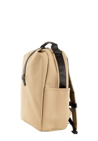 Béžový batoh vyrobený z nepremokavého materiálu, s čiastočným zipsovým zatváraním, čiernymi detailmi a bočným vreckom na uloženie.