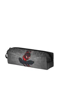 Trousse en tissu gris avec un motif de toile d'araignée, une illustration de personnage rouge et noir, et une fermeture éclair en haut.