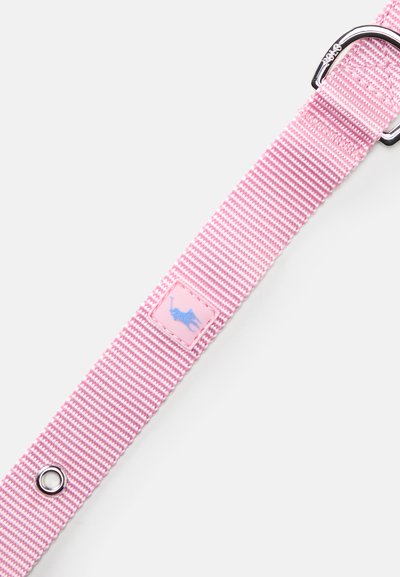 Roza najlonska naramnica z teksturirano površino, srebrno strojno opremo in modrim logotipnim pečatom. Vključuje kovinski obroček za pritrditev.