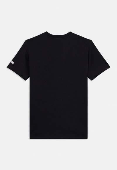 Melna kokvilnas T-krekls ar īsām piedurknēm un apaļu kakla izgriezumu. Piedurknē kreisajā pusē ir neliels balts logo. Nav redzamu rakstu vai detaļu.