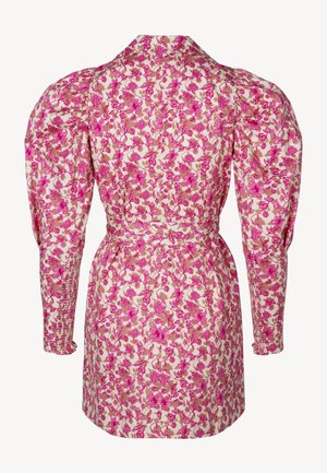 Beżowa dopasowana sukienka z różowym kwiatowym nadrukiem, bufkami na długich rękawach i szerokim kołnierzem, widziana od tyłu.