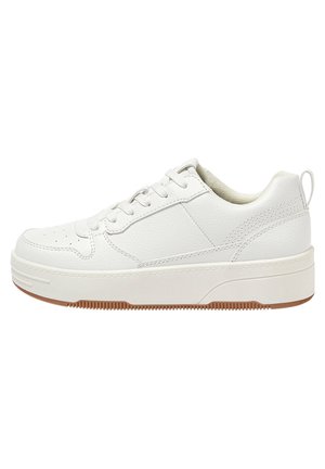 Niski biały sneaker z przodu na sznurowadła, z fakturowaną skórzaną cholewką, wyściełanym kołnierzem, grubą białą podeszwą i jasnobrązowym gumowym bieżnikiem.