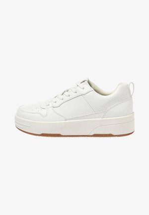Zapatilla blanca de corte bajo con cierre de cordones delanteros, parte superior de cuero texturizado, cuello acolchado, suela blanca gruesa y dibujo de goma marrón claro.