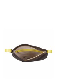 Bruine leren tas met gele rits en handvat. Binnenin bevindt zich een gele ritszak en een beige voering. Eenvoudige, ovale vorm met een gladde textuur.