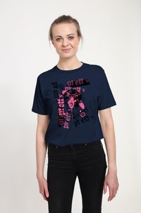 Marineblaue T-Shirt aus Baumwolle mit einer lockeren Passform. Das Shirt hat ein Grafikdesign eines Gesichts mit dem Wort "pretty" in Pink und Schwarz.