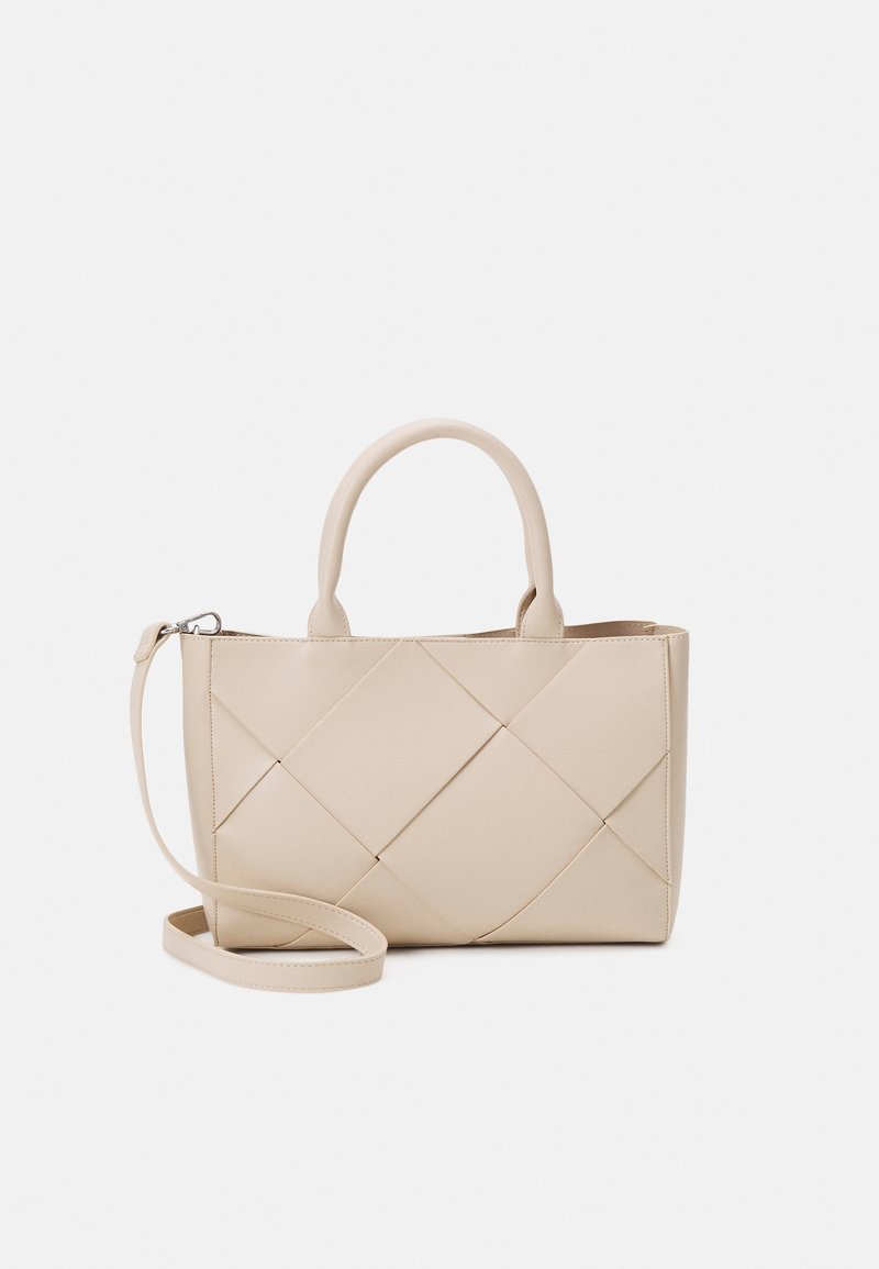 Sac à main en cuir beige avec un motif matelassé géométrique, deux poignées supérieures et une bandoulière amovible. Texture lisse avec une forme structurée.