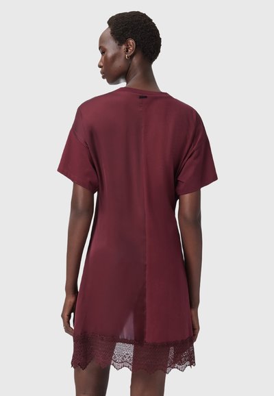 Robe courte bordeaux à manches courtes avec un tissu transparent et un ourlet en dentelle délicate. Elle présente une coupe décontractée et un design minimaliste.