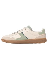 Sneakers with a cream leather upper, green accents, and contrasting dark blue detailing. Rubber sole with a textured grip.