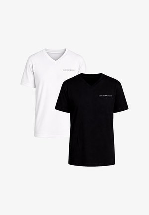 Deux t-shirts Emporio Armani à col en V et manches courtes, l'un blanc et l'autre noir, chacun avec un petit logo sur la poitrine.