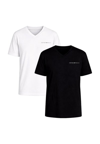 Δύο κοντομάνικα T-shirts Emporio Armani με V-λαιμόκοψη, ένα λευκό και ένα μαύρο, το καθένα με μικρό λογότυπο στο στήθος.