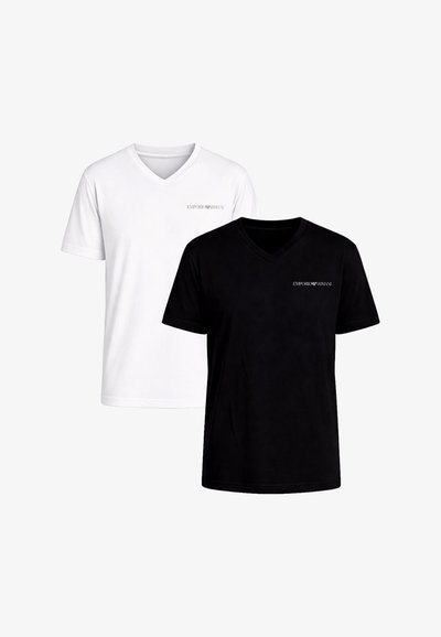 Δύο κοντομάνικα T-shirts Emporio Armani με V-λαιμόκοψη, ένα λευκό και ένα μαύρο, το καθένα με μικρό λογότυπο στο στήθος.