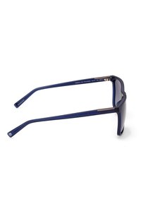 Gafas de sol polarizadas con un marco de plástico azul marino, lentes rectangulares y detalles metálicos en las bisagras. Patillas texturizadas con detalle del logo.