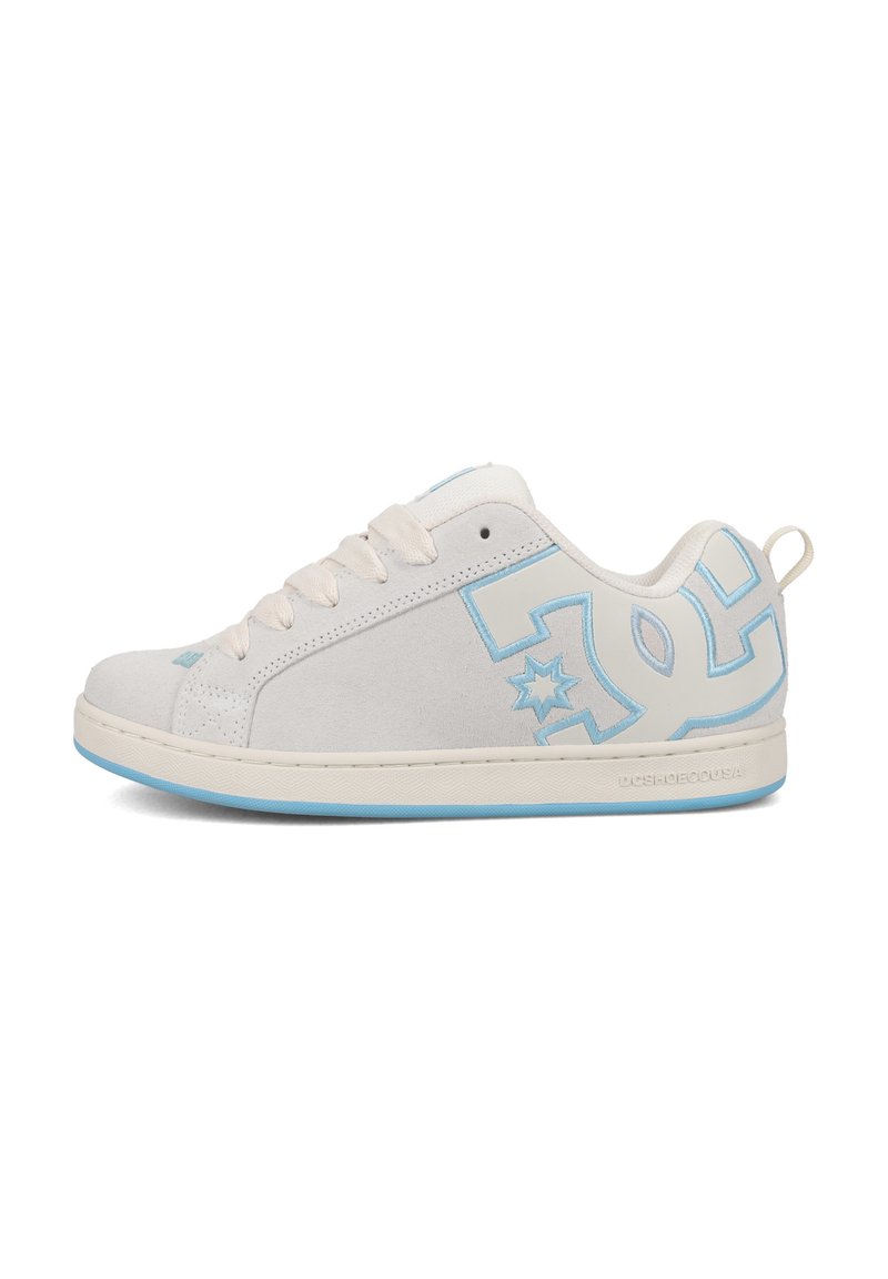 Weißes Wildleder-Sneaker mit hellblauen Akzenten, ausgestattet mit einem großen Logodetail, Schnürsenkeln und einer strukturierten Gummisohle.