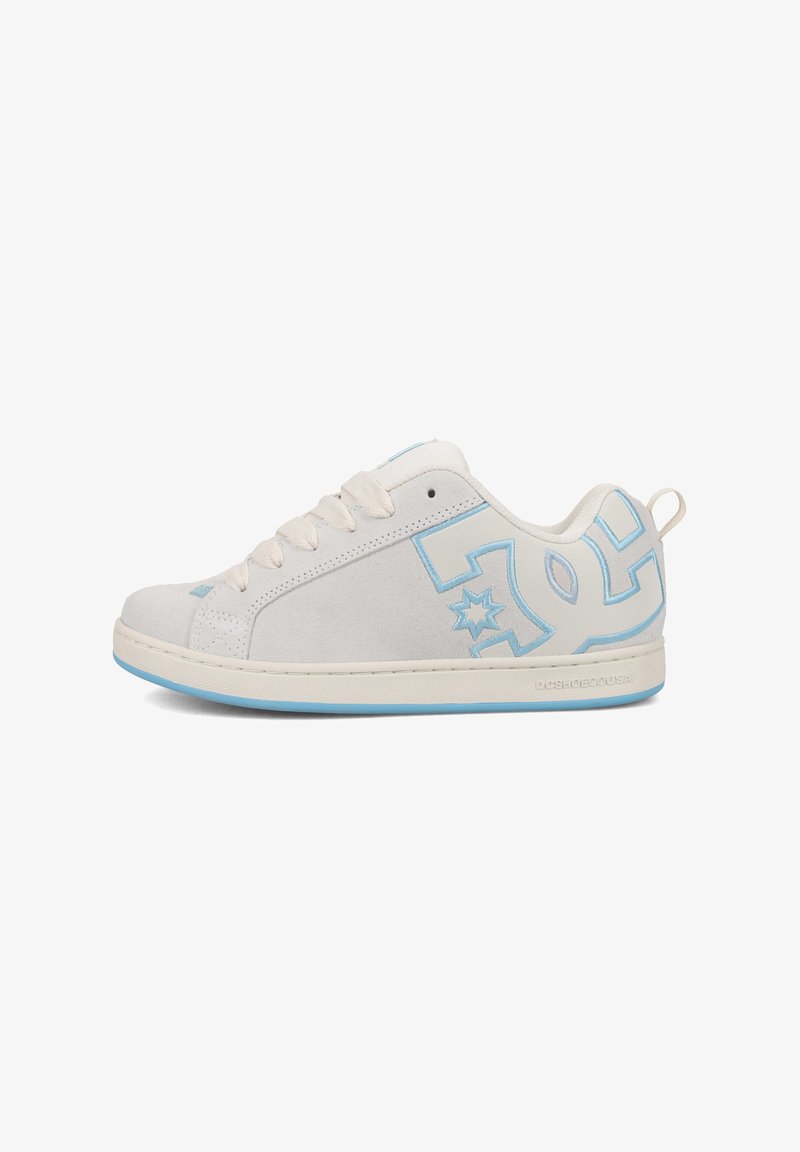 Weißes Wildleder-Sneaker mit hellblauen Akzenten, ausgestattet mit einem großen Logodetail, Schnürsenkeln und einer strukturierten Gummisohle.