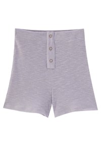 Shorts en tricot côtelé gris clair avec taille haute et trois boutons sur une patte verticale à l'avant.