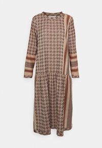 Šaty s dlouhým rukávem v hnědých tónech s kostkovaným a pruhovaným vzorem. Vyrobené z texturované látky, mají kulatý výstřih a nařasený pas.