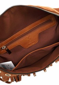 Interno in tessuto marrone di una borsa a mano, dotato di una tasca con zip, texture liscia e frange decorative con accenti dorati sui bordi.
