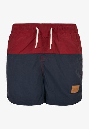 Shorts de bain rouges et navy avec une taille élastique, cordon de serrage et patch de logo beige. Présente des coutures contrastantes et une texture lisse.