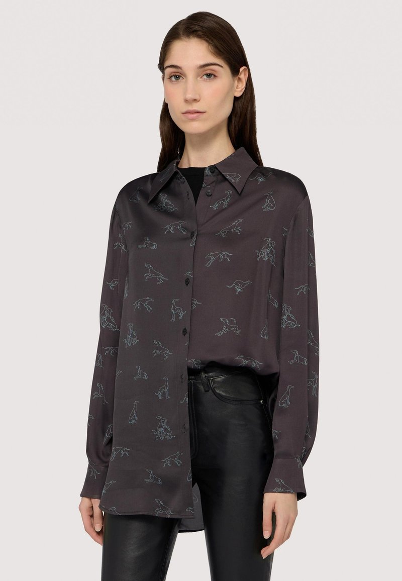 Koszula z długim rękawem w ciemnoszarym kolorze o błyszczącej powierzchni, z niebieskimi wzorami zwierzęcych sylwetek, klasycznym kołnierzykiem, zapięciem na guziki z przodu i luźnym krojem.