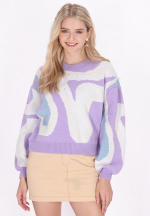 Lila- und weiß gemusterter Pullover mit Rundhalsausschnitt und geripptem Saum. Bietet eine weiche Textur und einen lockeren Schnitt, ergänzt durch hellblaue Akzente.