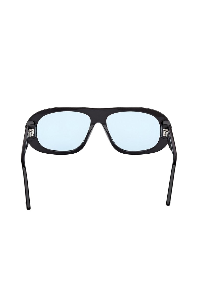 Lunettes de soleil noires avec des verres rectangulaires. Verres teintés d'un bleu clair et monture noire élégante. Fini lisse avec des branches fines et droites.