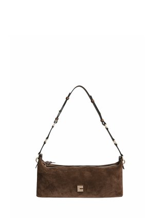 Rechteckige braune Wildleder-Schultertasche mit schwarzem verstellbarem Riemen und kleinem quadratischem Logo vorne in der Mitte.