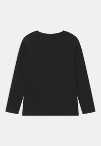 Czarna koszulka z długim rękawem. Wykonana z miękkiego materiału, ma okrągły dekolt oraz prosty, bezszwowy tył bez wzorów czy akcentów.