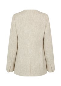 Blazer beige con tessuto strutturato, design semplice, maniche lunghe e spacco sul retro per facilitare il movimento. Nessun ornamento aggiuntivo.