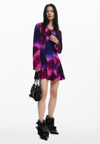 Lilla ja roosa gradient mini kleit pikkade varrukatega ja pitsiga esiosas. Kombineeritud musta tekstuuriga käekotiga ja sädelevate mustade pahklaukingadega.