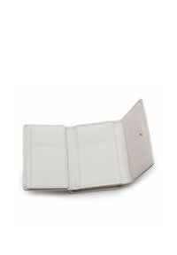 Cartera de cuero gris claro, superficie texturizada, tres ranuras para tarjetas de crédito, diseño abierto con un solo botón a presión dorado, acentos minimalistas.