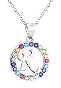Silverhalsband med en cirkulär hänge. Har ett "R" i mitten, omgiven av flerfärgade ädelstenar. Kedjan är länkad och delikat.
