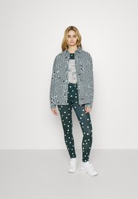 Monki T-shirt estampada - green dark
