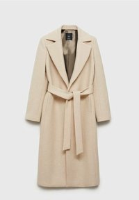 Manteau long en laine beige avec de larges revers et une ceinture assortie nouée à la taille, présenté sur un fond uni.