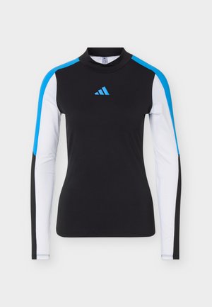 Top sportiv negru cu mâneci lungi albe, dungi albastre pe umeri și un mic logo triunghiular albastru pe piept.