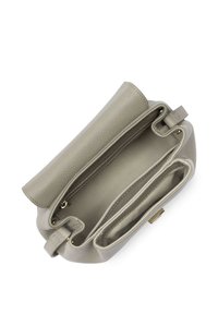 Borsa a mano in pelle grigio chiaro con finitura testurizzata. Presenta un'apertura superiore e molteplici scomparti interni, incluso una tasca con cerniera.