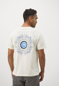 Legacies INTER MILANO MAIOLICA TEE - Sporto klubų atributika - off white
