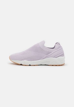 Lichtpaarse gebreide slip-on sneaker met witte dikke zool en beige profiel, ontworpen voor casual of sportief gebruik.