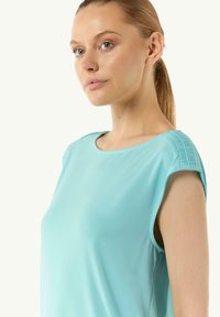 comma MIT ÜBERSCHNITTENEN SCHULTERN UND RAFFUNG - T-Shirt basic - helles türkis